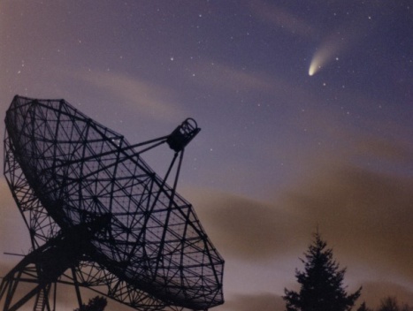 Foto: De telescoop met de komeet Hale-Bopp