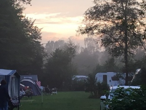 Foto: Het is prachtig op de camping, zo tegen zonsondergang!