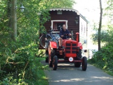 Foto Woonwagen met trekker op vakantie in Drenthe